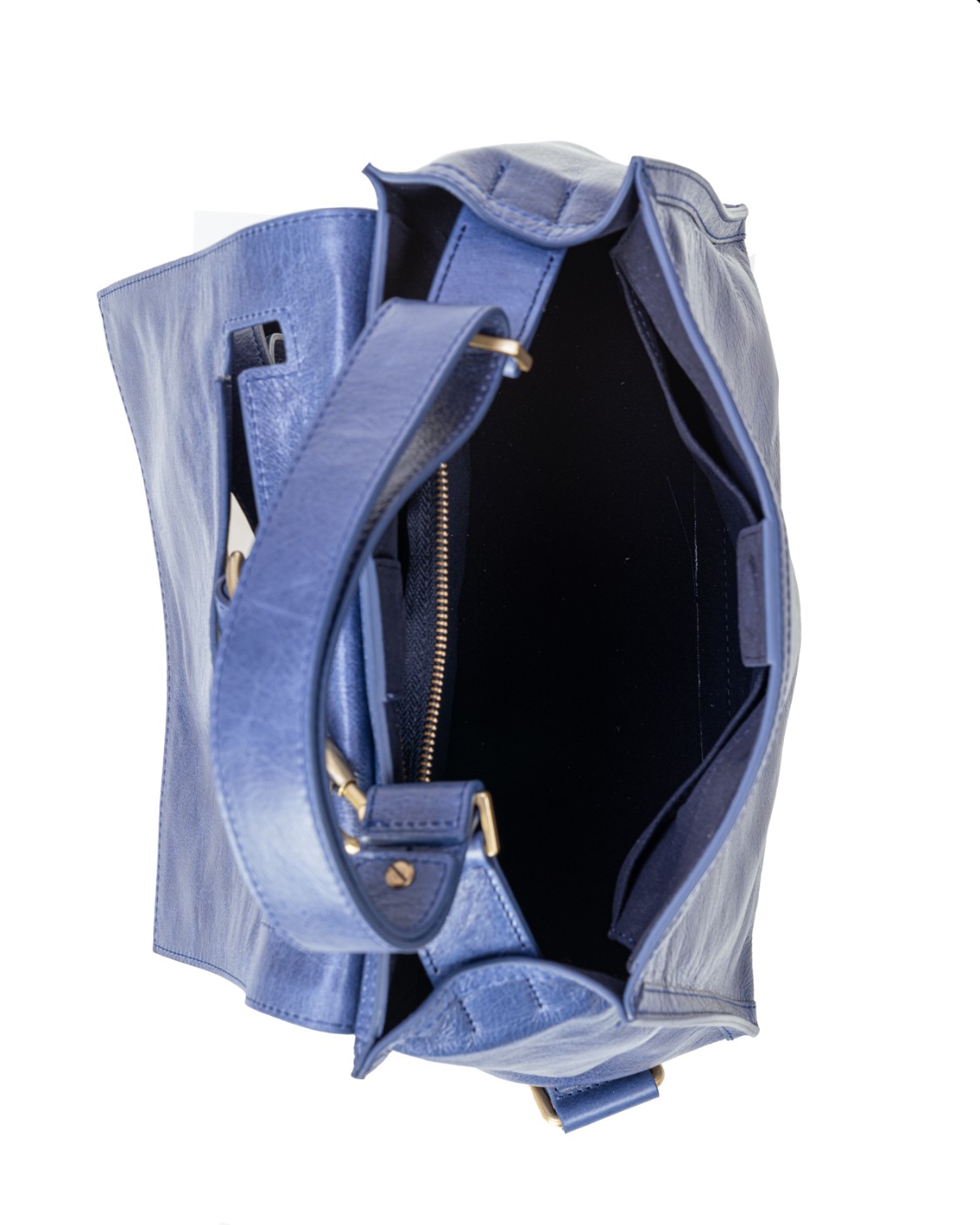 shop ORCIANI  Borsa: Orciani borsa Sveva Delavé.
Da indossare a mano o con la tracolla.
Comoda apertura a scomparsa per accedere all'interno della borsa senza aprirne la patta. 
Tasca interna con zip.
Tasche: 3 interne, di cui una con zip.
Chiusura: patta con bottone magnetico.
Finitura in palladio.
Dimensioni: Larghezza: 33 cm Altezza: 23 cm Profondità: 15 cm.
Fabbricato in Italia.. BT2006 NTT-NOTTE number 726901